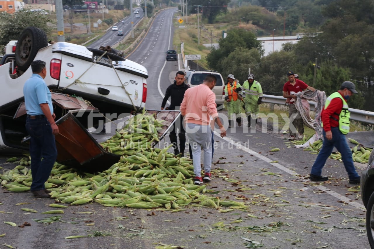 Exceso De Velocidad Y De Carga Hacen Que Vuelque Camioneta Cargada Con