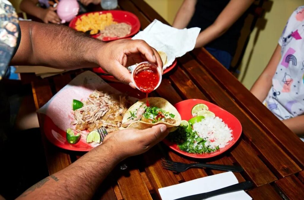 En el restaurante tradicional de Evelia Coyotzi, la masa que va en sus amados tamales también se usa para hacer tortillas para tacos y quesadillas.