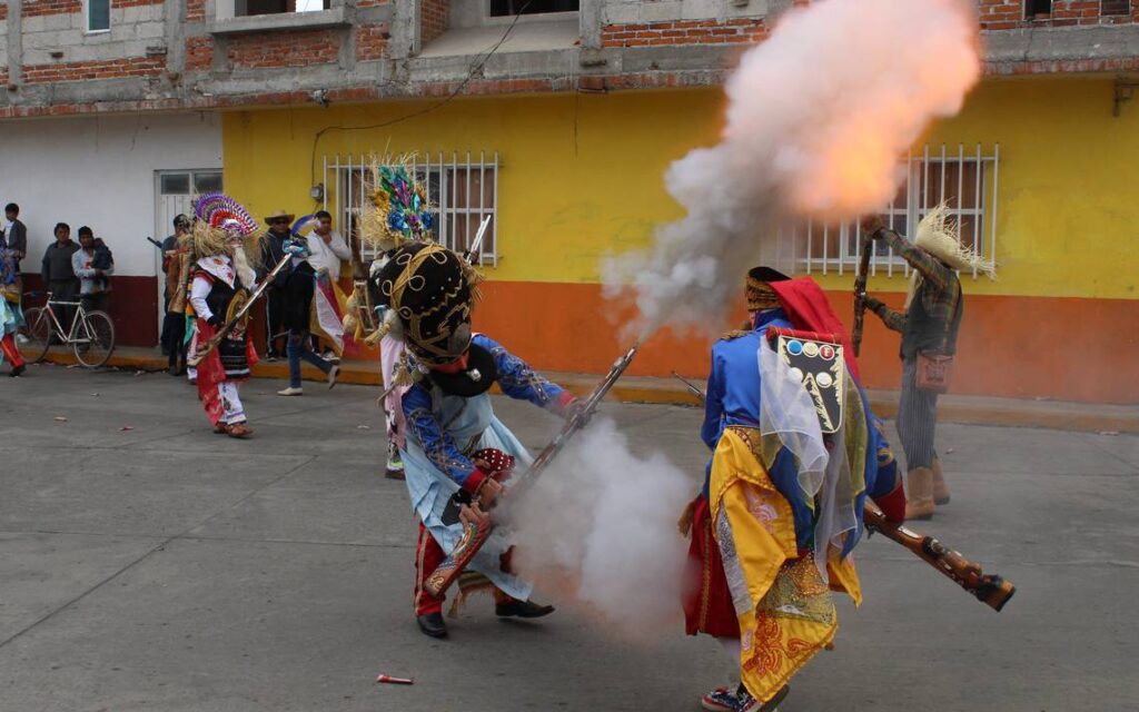 Joven casi pierde una mano en Huejotzingo, Puebla, durante carnaval