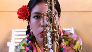 María Elena Ríos, saxofonista oaxaqueña sobreviviente de un ataque con ácido.