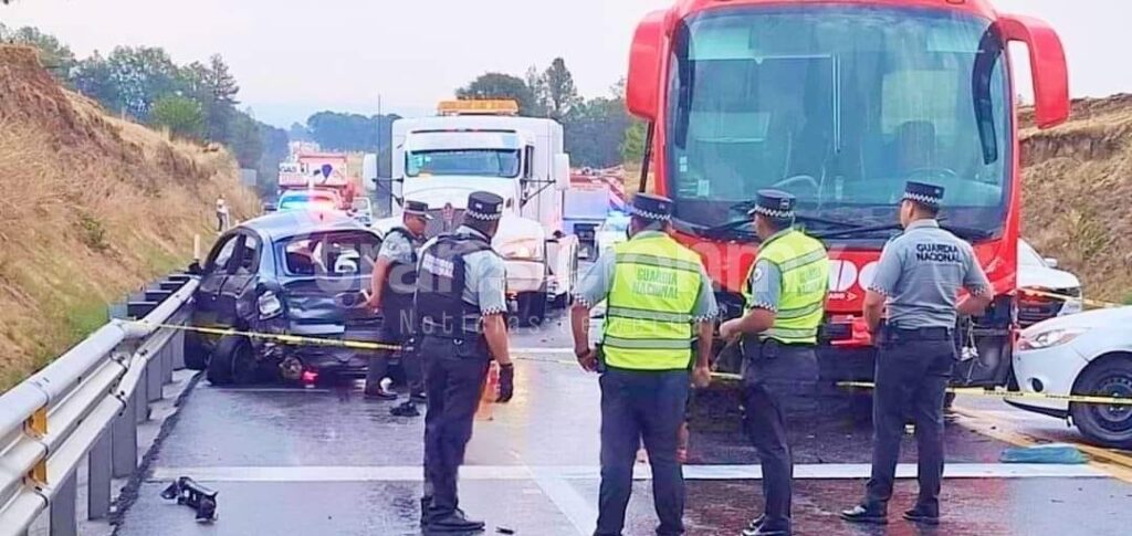Fatal accidente entre un ADO y dos automóviles, en la autopista Amozoc - Perote deja una persona sin vida