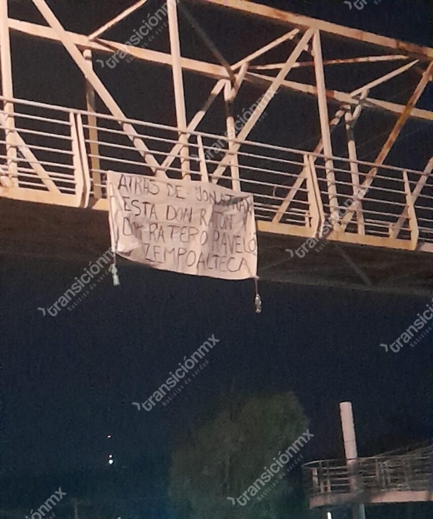 Al estilo del n∆rco dejan manta sobre puente de Totolac para acusar a político tlaxcalteca