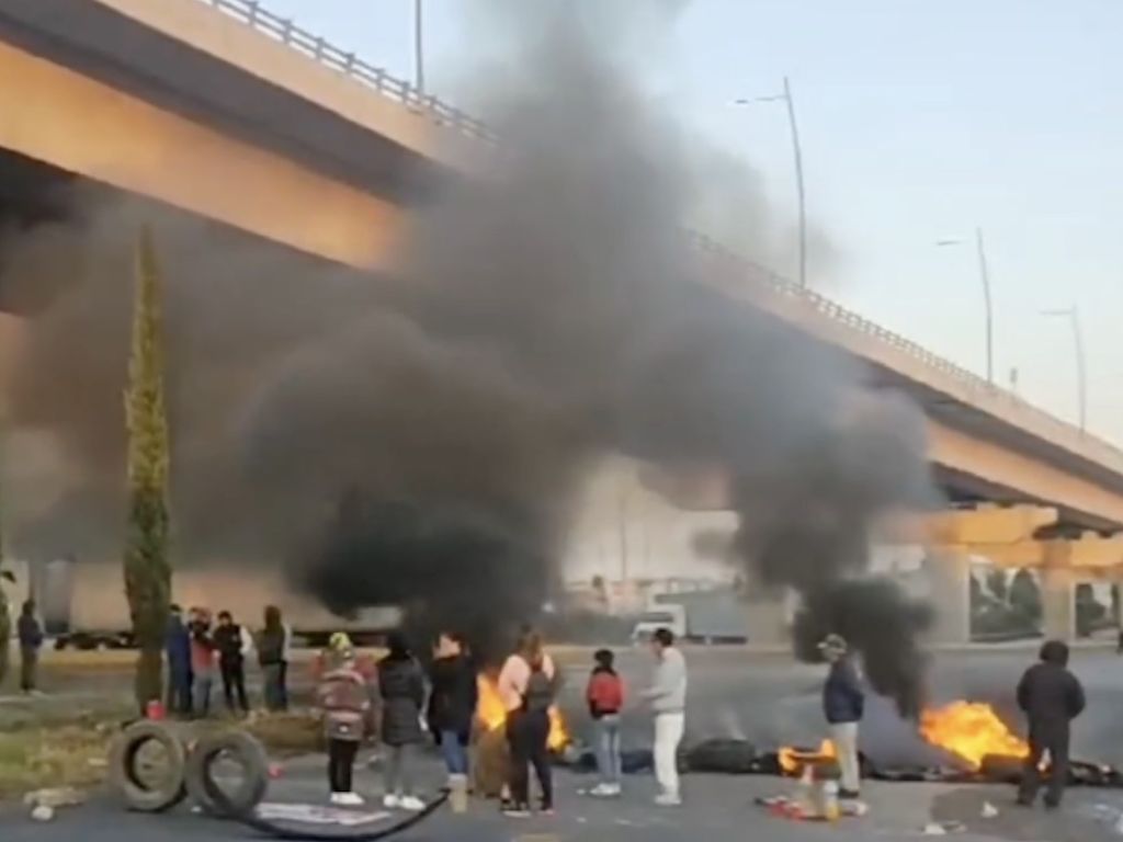 Bloquean autopista México-Puebla por la desaparición de un hombre