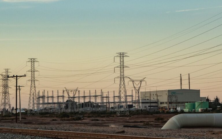A pesar de los recientes apagones, México suministrará de energía a Belice