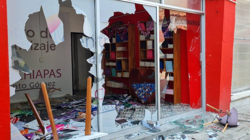 Maestros de Chiapas vandalizan oficinas de partidos políticos