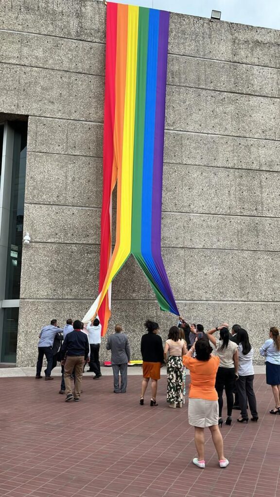 Rompen bandera LGBT+ en oficinas del INFONAVIT