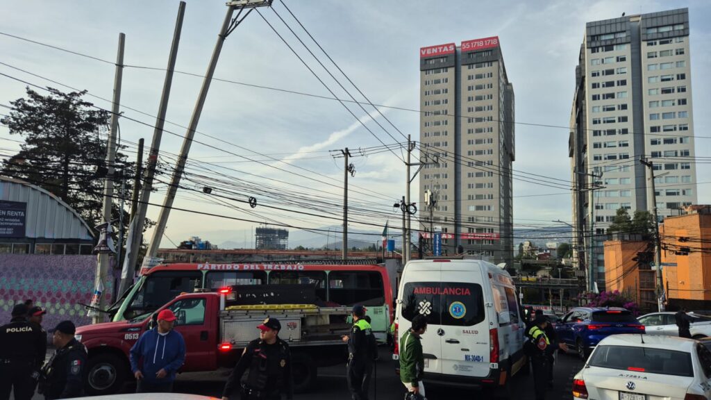 Autobús de pasajeros choca contra poste, deja 28 heridos en la CDMX