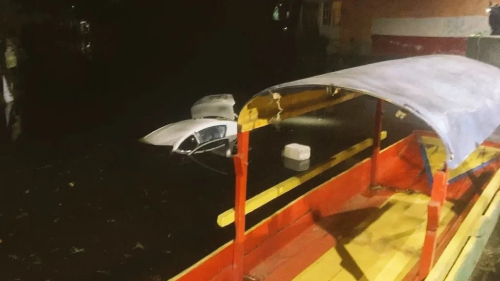 Fallecen dos personas al caer su auto en Canal de Xochimilco