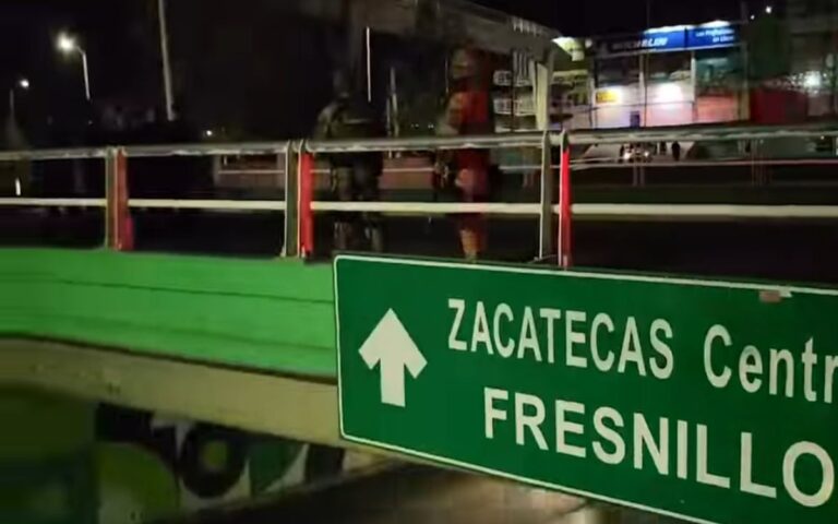Encuentran a hombre colgado en puente de Zacatecas