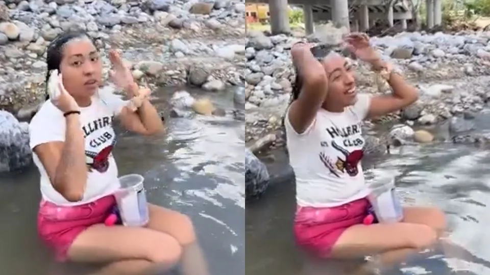Joven se baña en el río por falta de agua en Monterrey