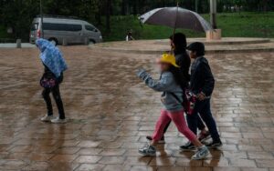 Por fuertes lluvias suspenden clases en Nuevo León y Campeche