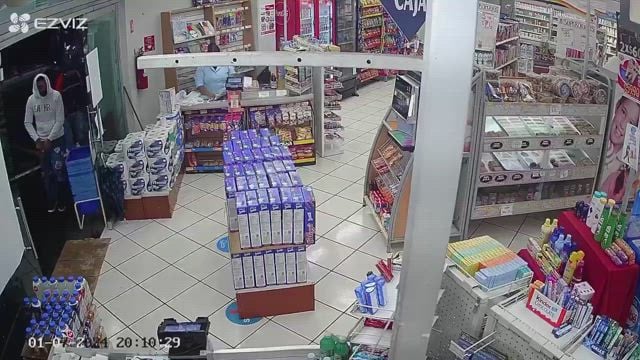 A balazos atracan farmacia en Michoacán, hay una fallecida