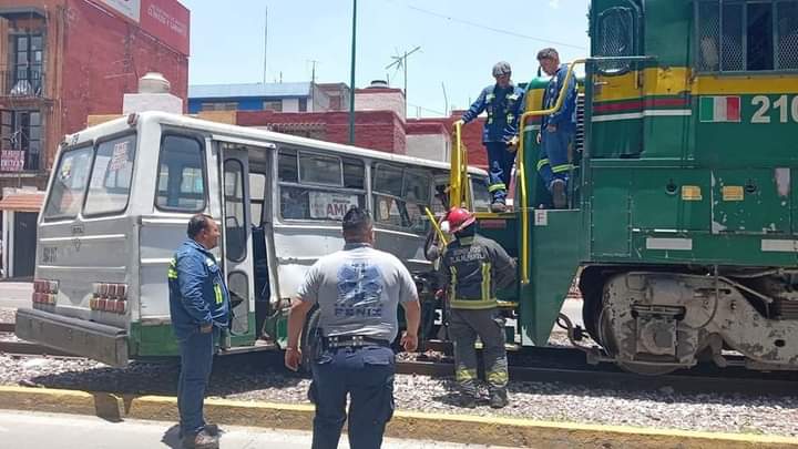 Autobús de pasajeros intenta pasar el tren y no lo logra, hay 4 heridos