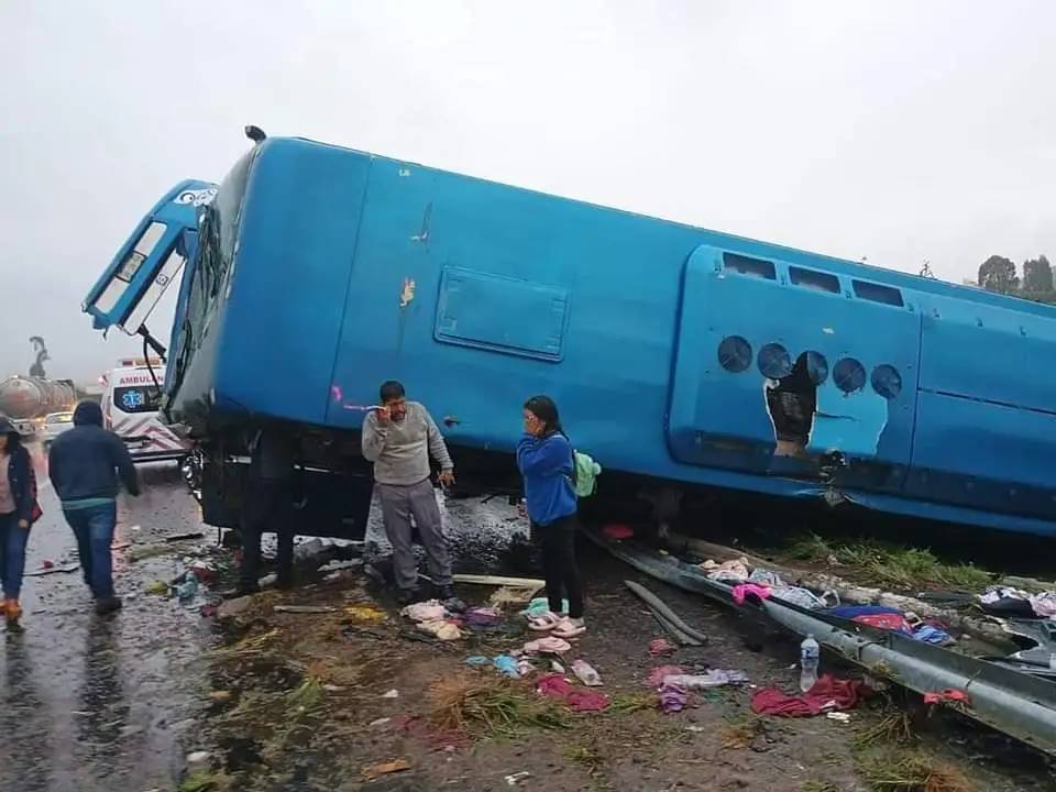 Autobús de pasajeros vuelca en la Puebla-Atlixco
