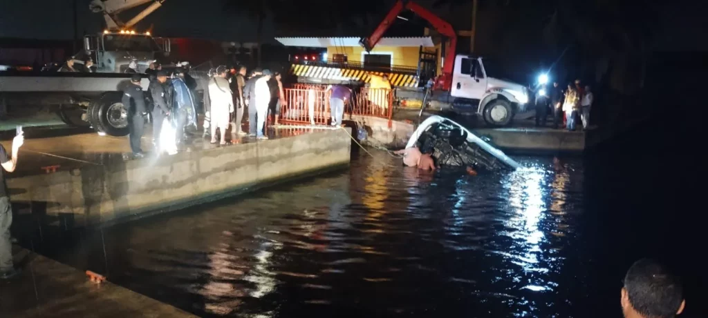 7 jóvenes universitarios mueren ahogados tras accidente en Veracruz