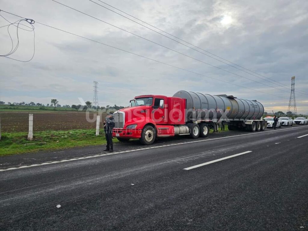 Asegura GN trailer con 45 mil litros de “huachicol” en Huamantla