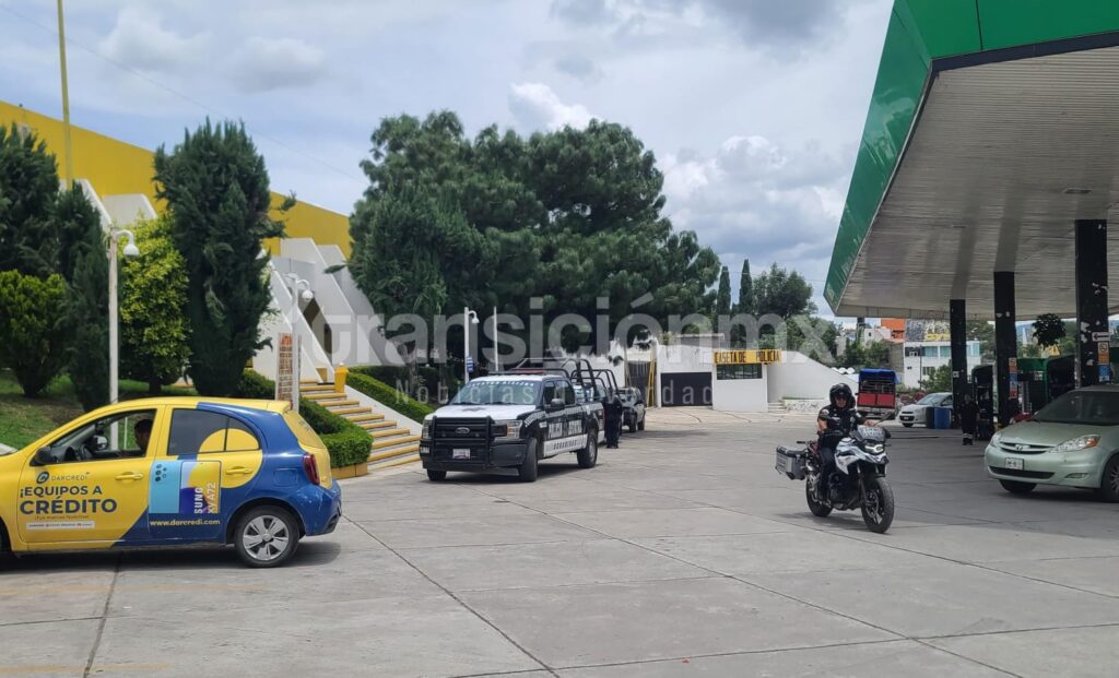 Atracan unidad del transporte público en Tepeyanco; policías detienen a 3 personas