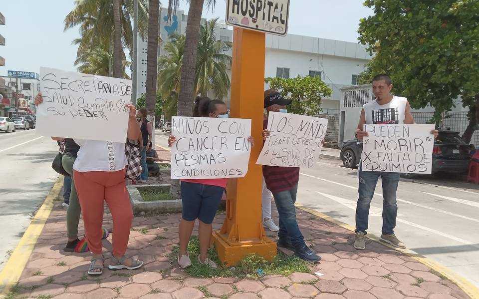 Madres de niños con cáncer bloquean calles de Veracruz