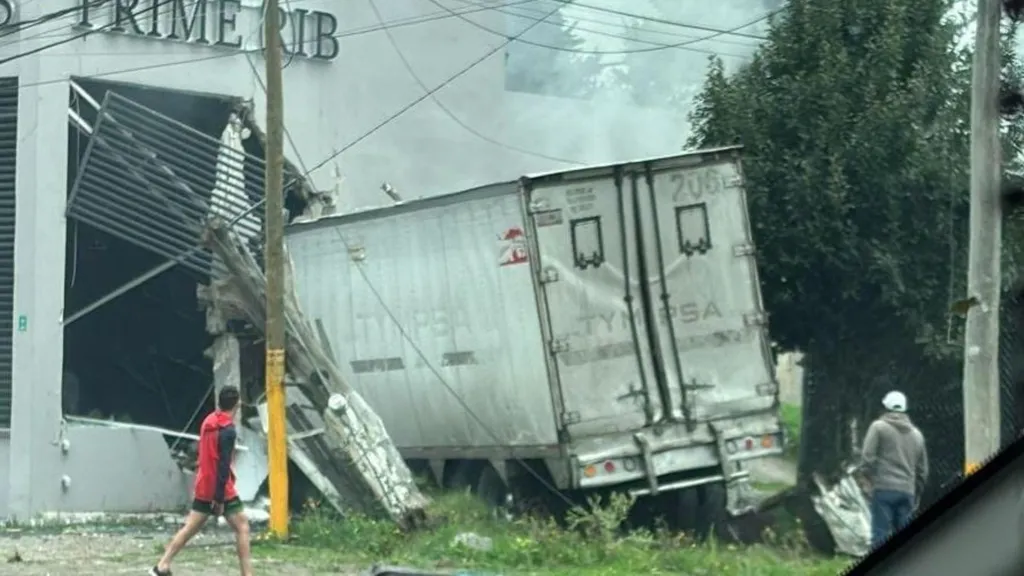 Camión se queda sin frenos e impacta con autos en la México-Toluca