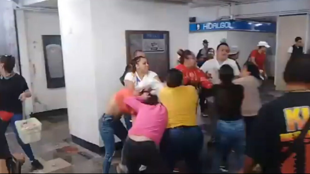 Vendedores ambulantes pelean en el metro de la CDMX