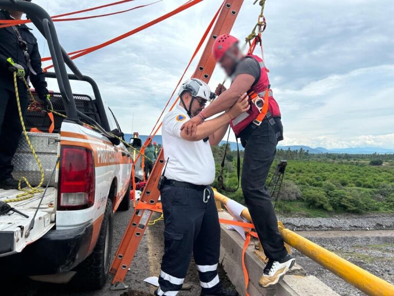 25 trabajadores quedan atrapados en plataforma de construcción de Colima